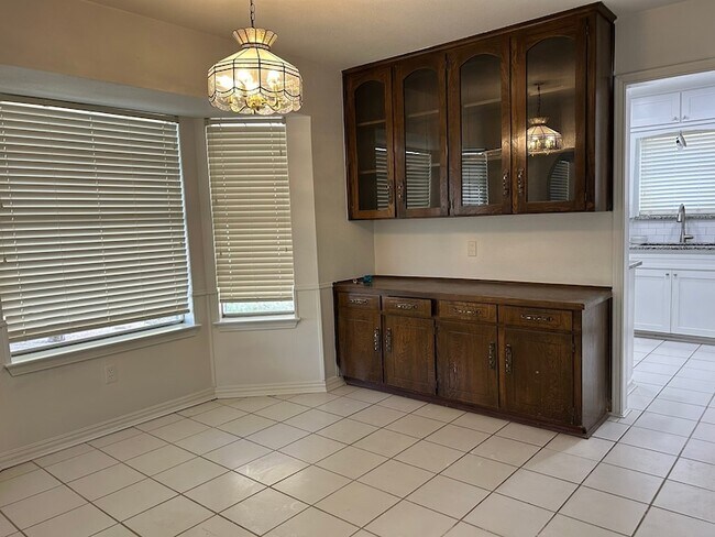 Building Photo - 1709 Vicksburg Dr