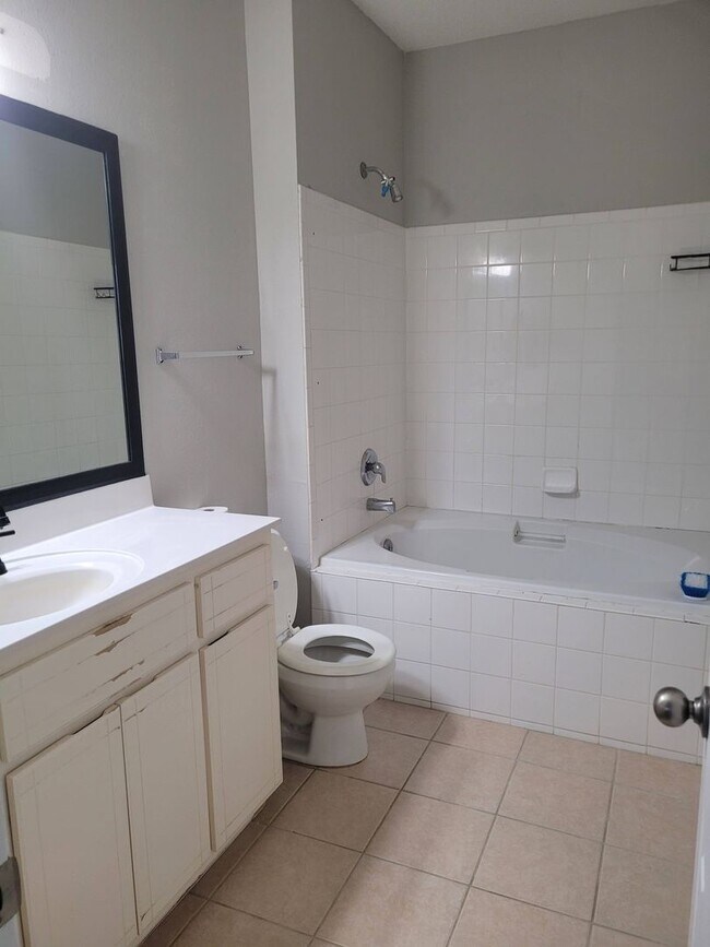Building Photo - Newly renovated Three Bedroom Townhouse