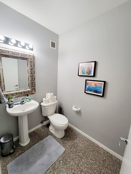 Building Photo - 645 N Kingsbury St