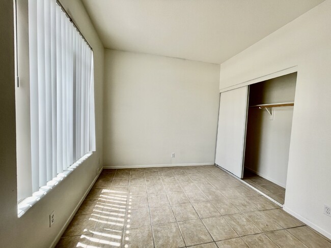 Building Photo - Desirable Downstairs 2 Bed, 2 Bath Condo f...