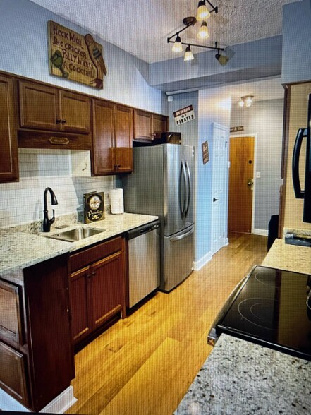 Building Photo - 2002 Greene St