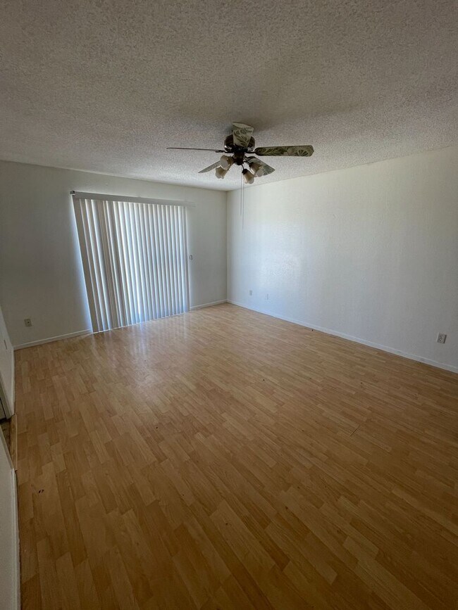 Building Photo - 4 BEDROOM APPLE VALLEY HOME ON CUL DE SAC!