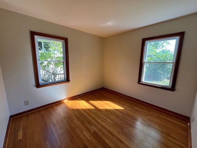 Building Photo - **3-BEDROOM HOUSE W/ 2-CAR GARAGE IN BEECH...