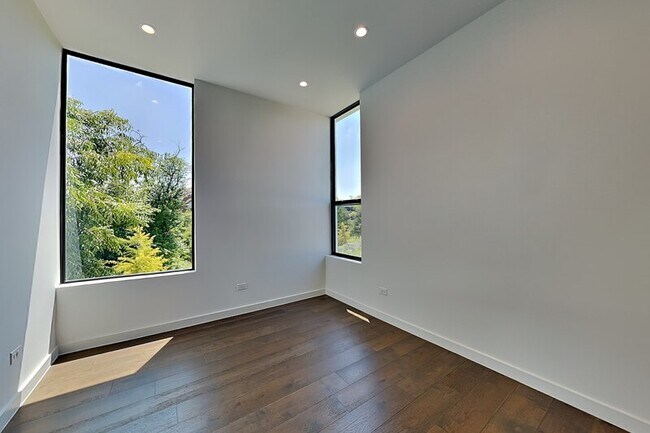 Building Photo - 906 Blackland Ct