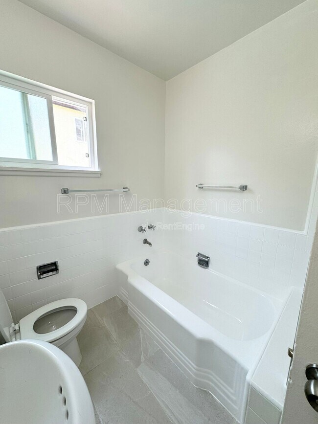 Building Photo - 905 N Sweetzer Ave