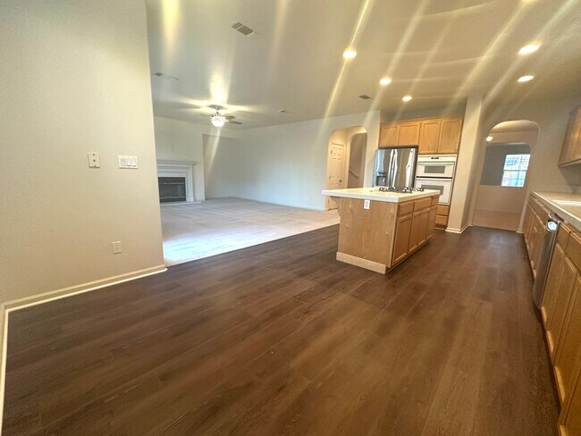 Building Photo - Reduced Price! Spacious 5 Bed, 3 Bath home...