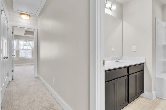 Building Photo - Beautiful 3 BR, 2.5 BA Townhome in highly ...
