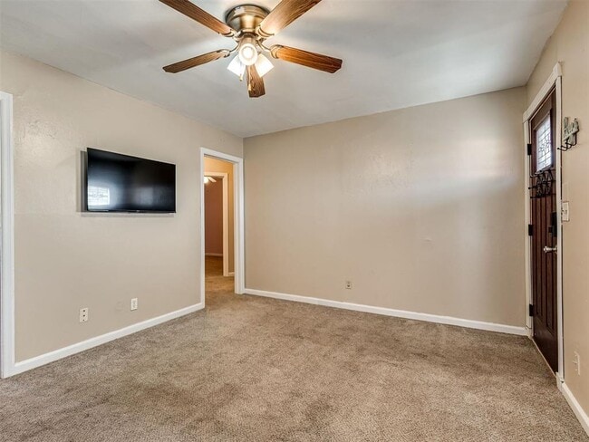 Building Photo - 211 W Dale St