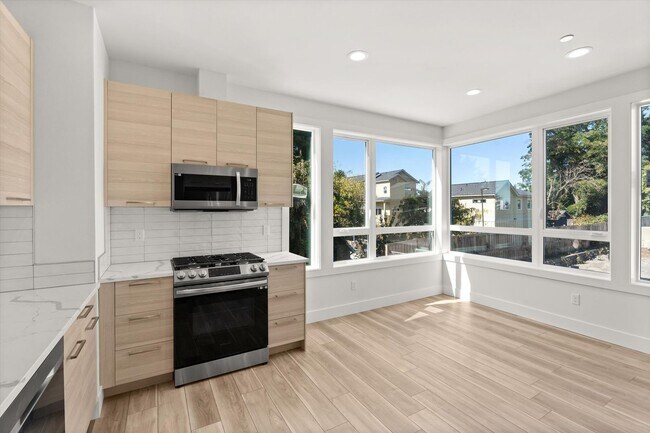 Building Photo - Beautiful Greenwood Townhome with Rooftop ...