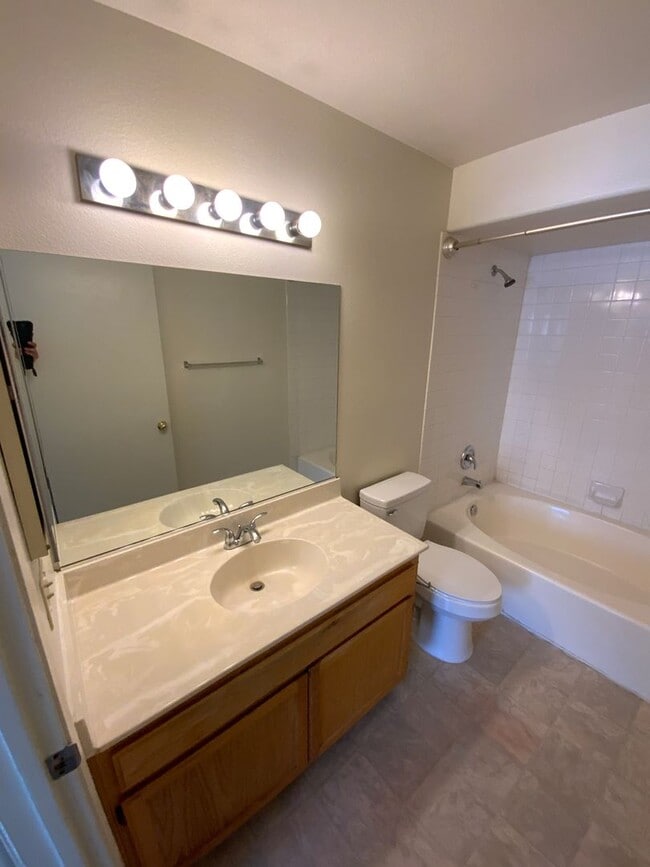 Building Photo - BEAUTIFUL CORNER UNIT CONDO!