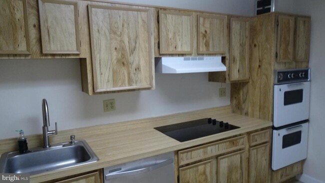 Building Photo - 8350 Greensboro Dr