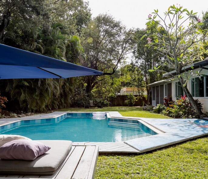 Building Photo - 750 NE 120th St