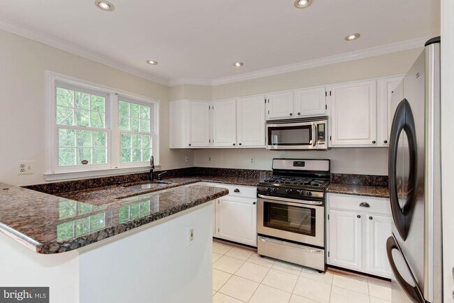 Building Photo - 1264 Quaker Hill Dr