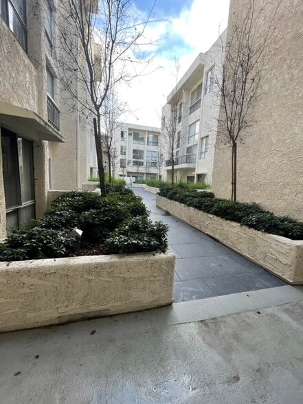 Outside walkway - 1440 Veteran Ave