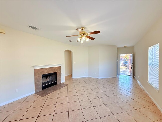 Building Photo - 702 Estancia Way