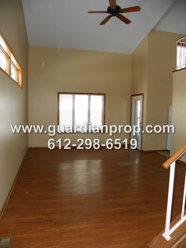 Building Photo - End Unit Townhouse Available June 1st, Vaulted Ceilings, Large Patio, Loft Area
