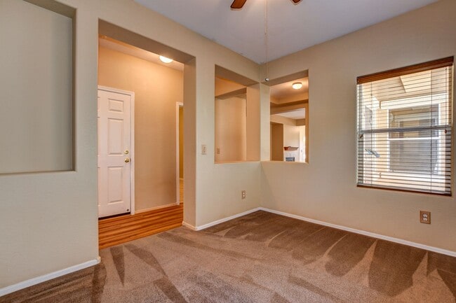 Building Photo - Beautiful 2 bed + den, 2 bath townhome in ...