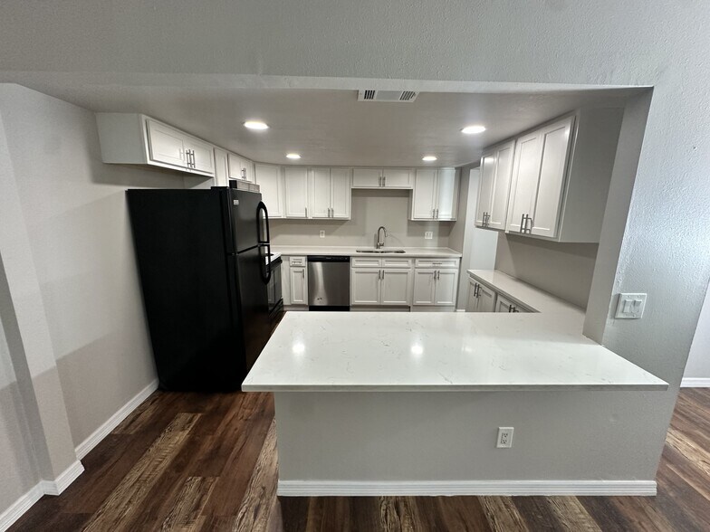 Building Photo - 5541 Bay Blvd