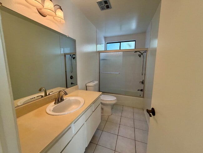 Building Photo - Great location in Lake Forest!