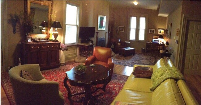 Living room - 917 S Aiken Ave