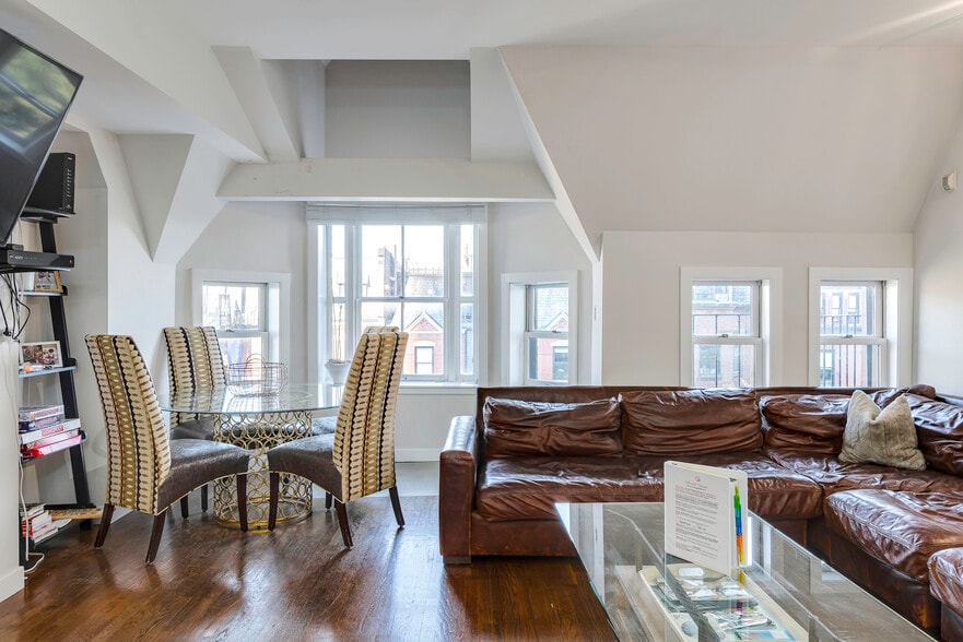 Building Photo - 252 Newbury St