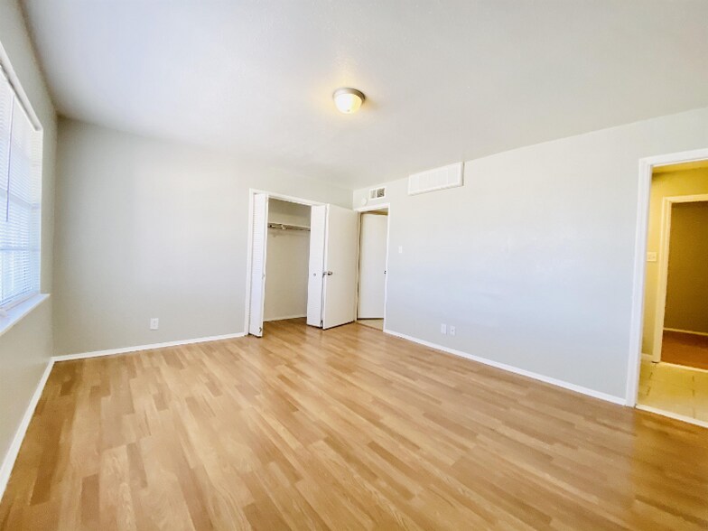 Building Photo - 3807 Englewood Cir