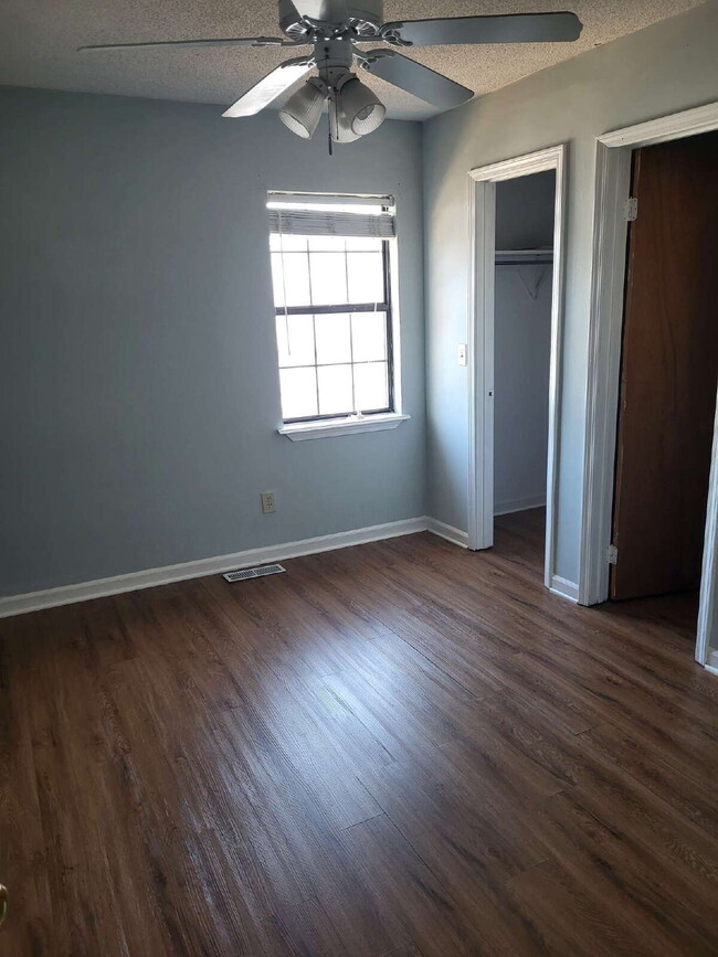 Building Photo - "Charming Goose Creek Townhouse: Cozy 2-Bedroom Retreat with Fireplace!"