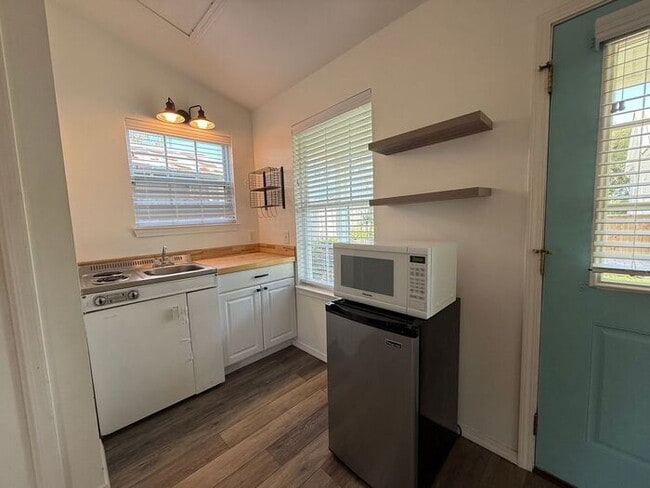 Building Photo - Pensacola - East Hill / Downtown - 4 bedro...
