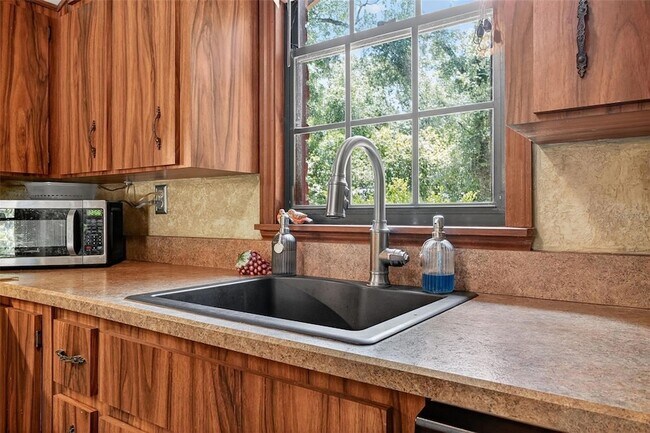 Building Photo - 1517 Manor Way