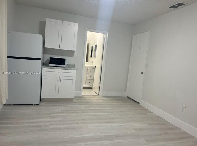 Building Photo - 5004 SW 140th Ct