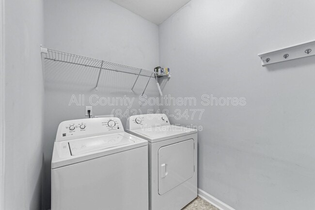 Building Photo - 877 Devon Estate Ave