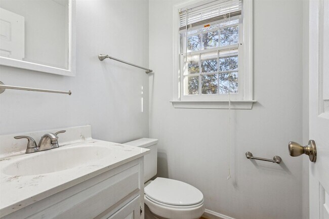 Building Photo - 3BR 2.5 BA Mid-Town Newport News