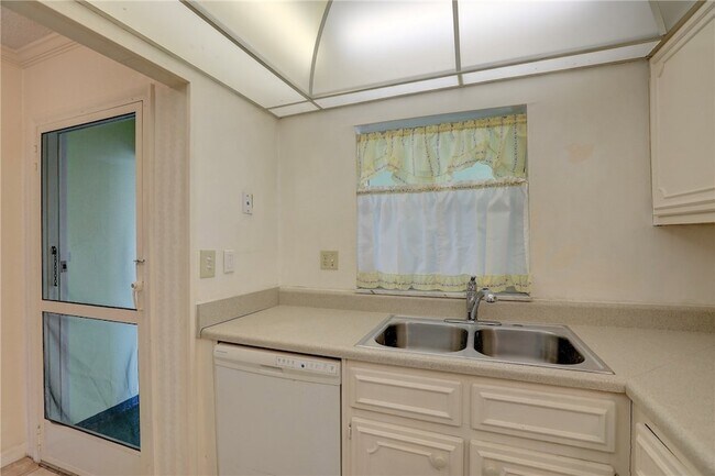 Building Photo - 1100 Ponce De Leon Cir