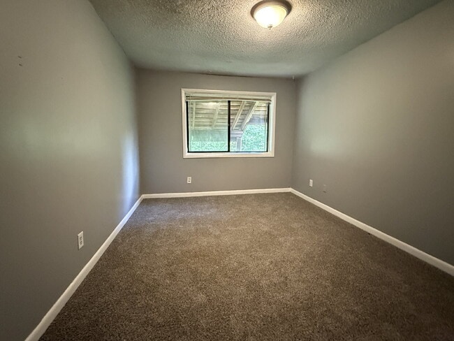 Building Photo - Your New Home Awaits: Charming 3-Bedroom T...
