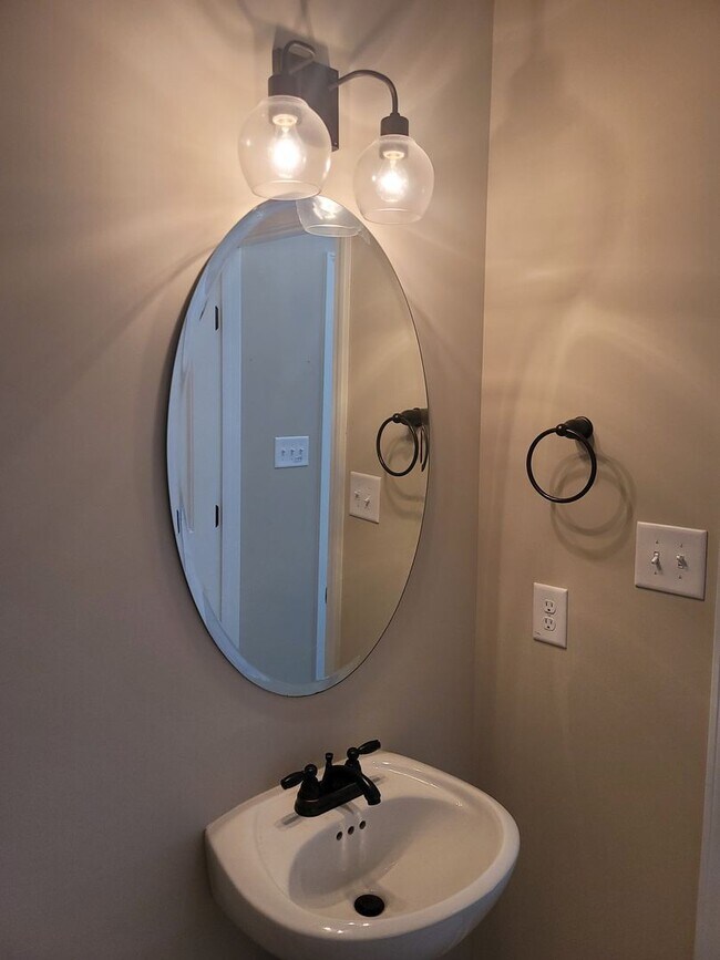 Building Photo - Beautiful 2 Story Home Located Outside of Fayetteville and Fort Bragg!