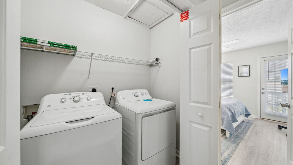 Building Photo - 5726 Beach Dr