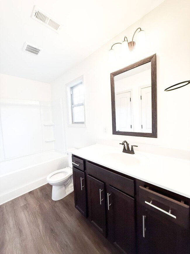 Building Photo - 2 Bedroom 2 1/2 Bathroom Home!