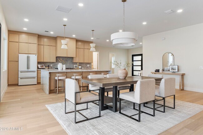 Building Photo - 5540 E Dahlia Dr