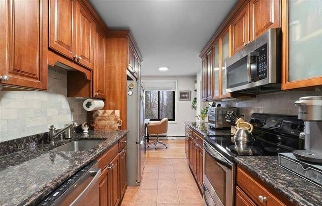 Building Photo - Colonial