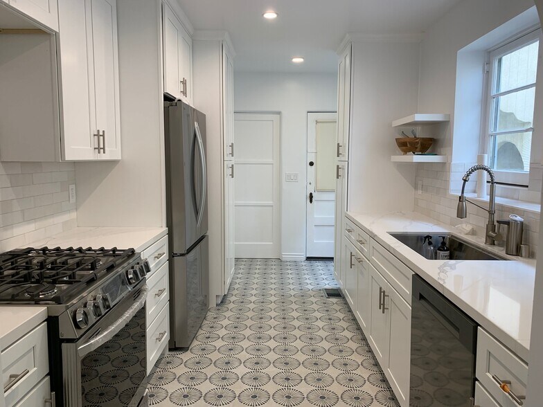 Building Photo - 8673 W Olympic Blvd