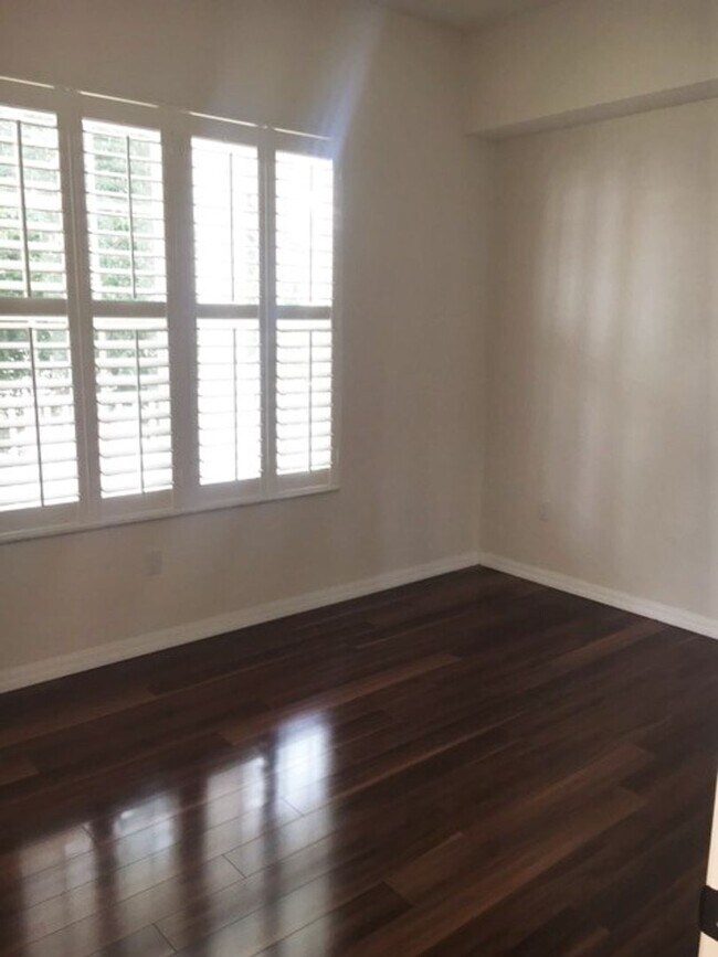 Building Photo - 3 Bedroom 2 Bath corner unit with wrap around balcony in Elevator Building in East Village of Cel...