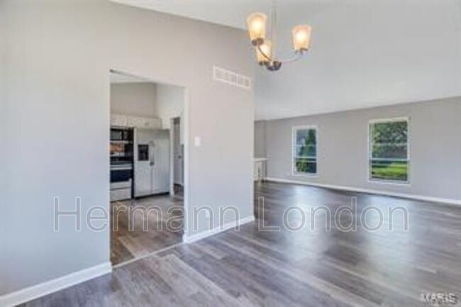 Building Photo - 5227 Suntrail Dr