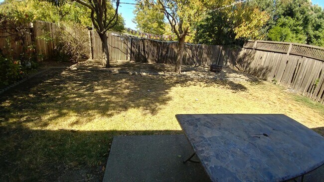 Building Photo - Beautiful 3 bedroom home in Central Davis available for fall move in!