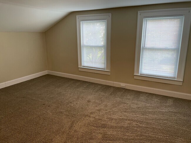 Building Photo - 196 W 6th St