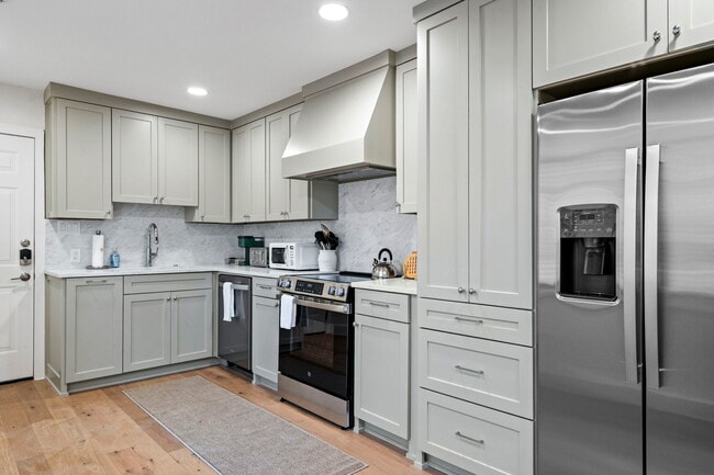 Building Photo - 6501 Ravendale Ln