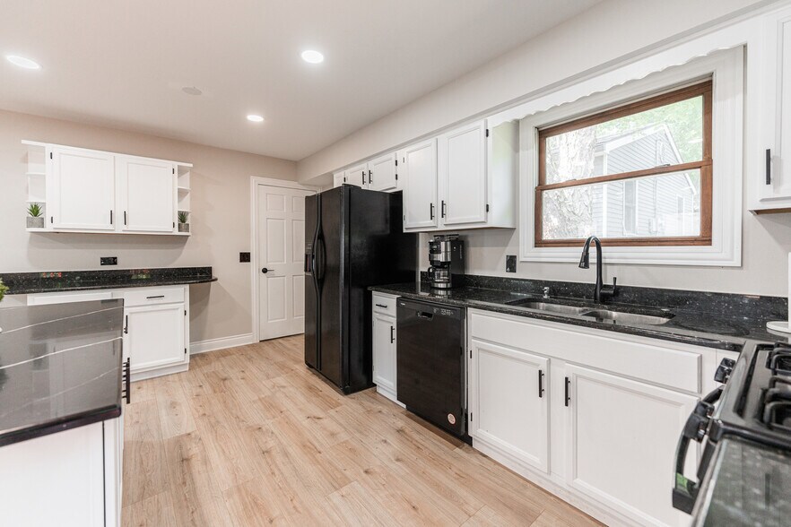 Building Photo - 1012 W Dale Ave