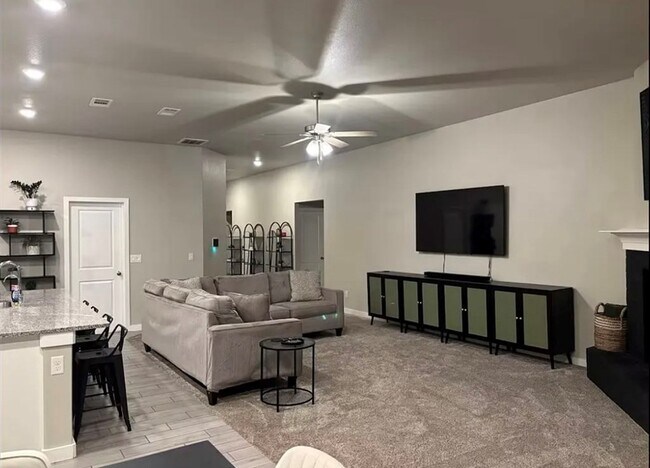 Building Photo - 1322 Lantana Ct
