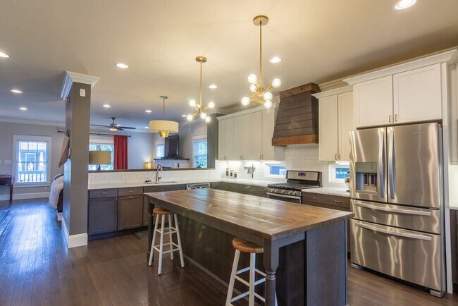 Building Photo - Great cottage house just off Ellington Pkwy-close to downtown!