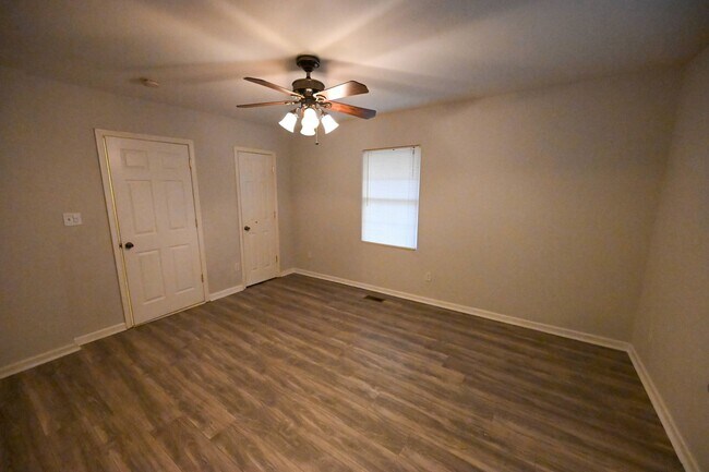 Building Photo - Stunning 3BR / 3BA Home on 2.48 Acres – Hillsborough, NC