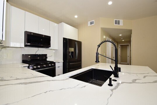 Building Photo - 1Attached Car Garage | 2Bed | 2Bath